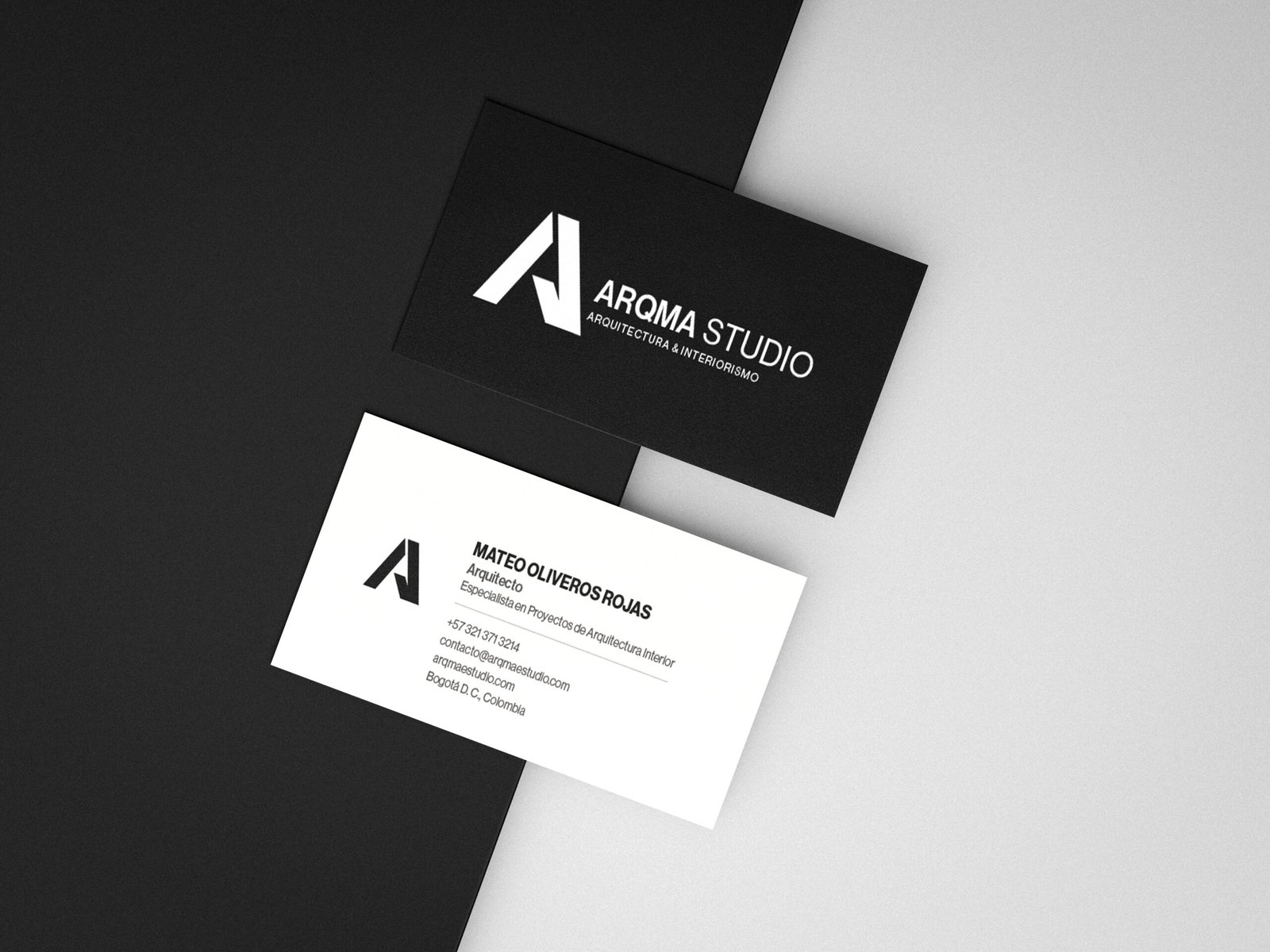 Tarjeta de presentación de ARQMA STUDIO aplicada al sistema de identidad visual