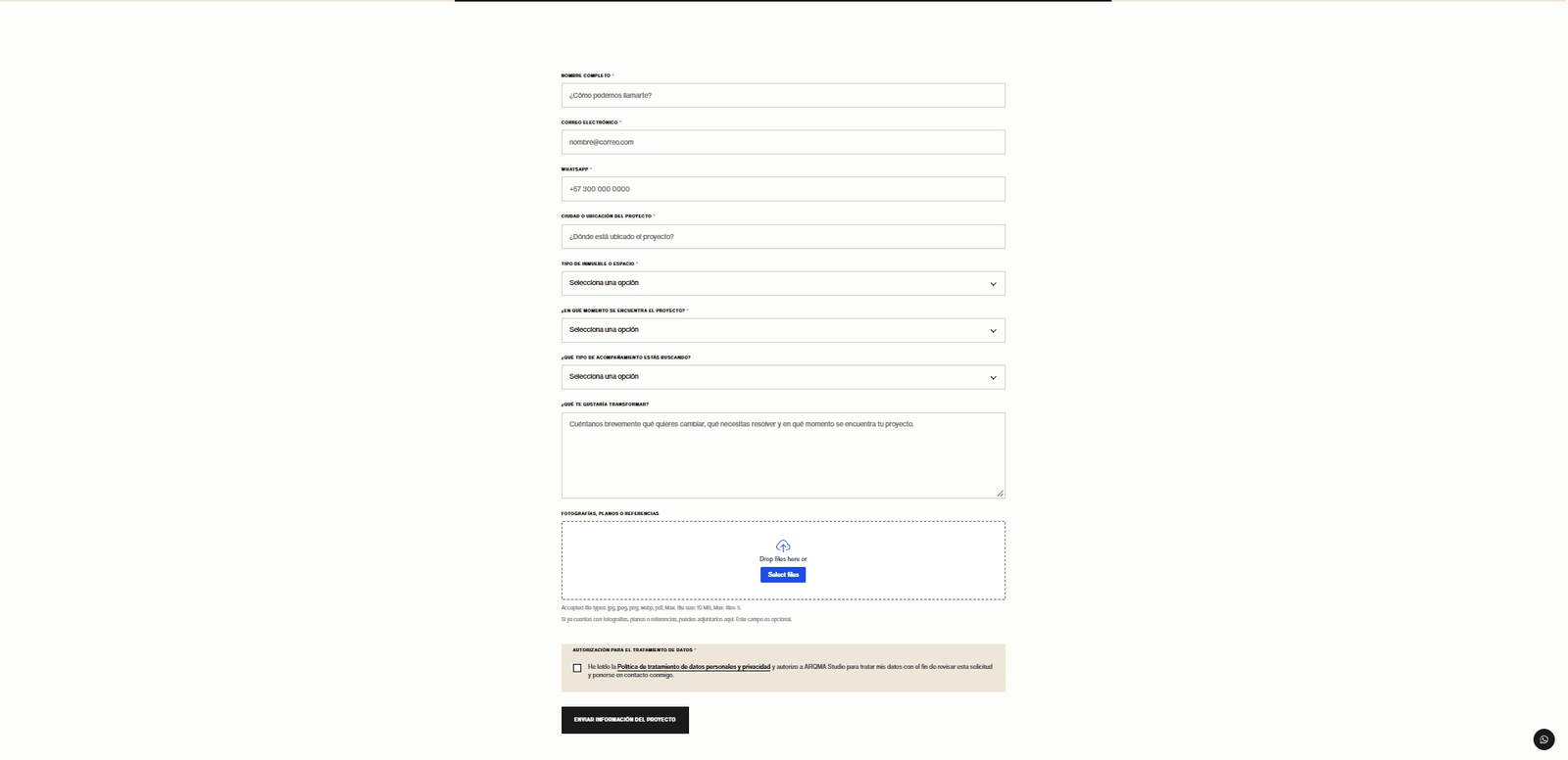 Sección de contacto del sitio web de ARQMA STUDIO con formulario y acceso a WhatsApp